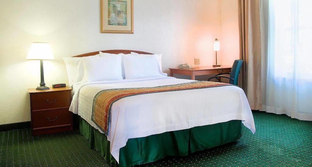 Towneplace Suites By Marriott St. Petersburg Clearwater Exterior photo